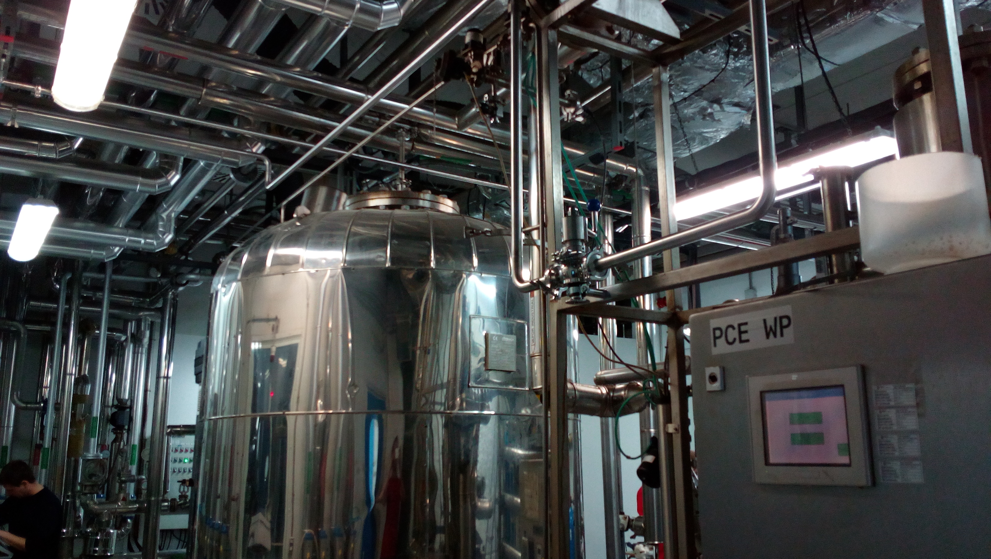 Instalación de piping farmacéutico en acero inoxidable con depósitos de proceso y tubería sanitaria