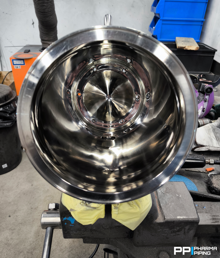 Interior de depósito con acabado espejo